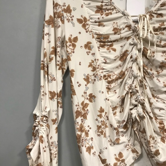 New Floral Top✨ - Picture 3 of 6